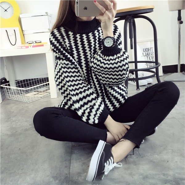 เสื้อไหมพรมคอปีน เนื้อดี ลายขาวดำเก๋ๆ ทรงสวย ไม่เหมือนใคร พร้อมส่งจ้า