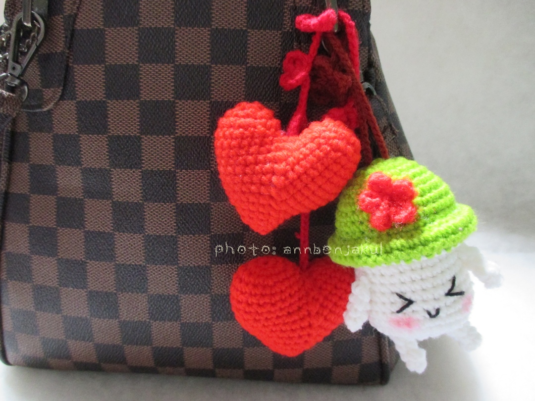 ที่ห้อยกระเป๋าเห็ดถักสีเขียวพร้อมห้อยหัวใจคู่