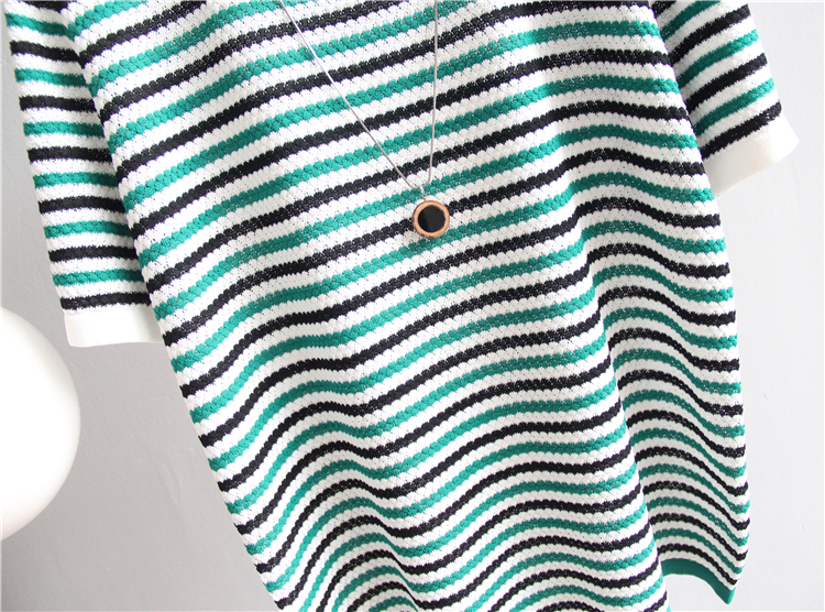 Blouse4037 เสื้อแฟชั่นนำเข้า เสื้อไหมพรมลายริ้วโทนสีขาวเขียว งานผ้าไหมพรมเนื้อดีนุ่มเนียนยืดขยายได้เยอะมาก ผ้ามีน้ำหนักทิ้งตัว ทรงปล่อยใส่สบาย งานสวยใส่ง่ายน่ารักมาก แมทช์กับอะไรก็เข้า