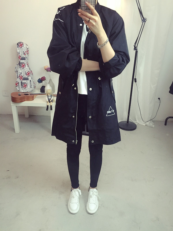 เสื้อคลุมสไตล์เกาหลี ทรงยาว ผ้าร่มเนื้อบางบุซับในช่วงอก แต่สกรีนลายจามจุดต่างๆ ดีเทลช่วงหลังเก๋ๆ พร้อมส่ง