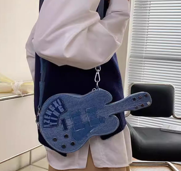 กระเป๋าสะพาย ผ้ายีนส์ จำลอง ทรงกีตาร์ แบบวัยรุ่น น่ารัก ๆ กระเป๋าสะพายแฟชั่น ทรงกีตาร์ เก๋ ๆ 775304