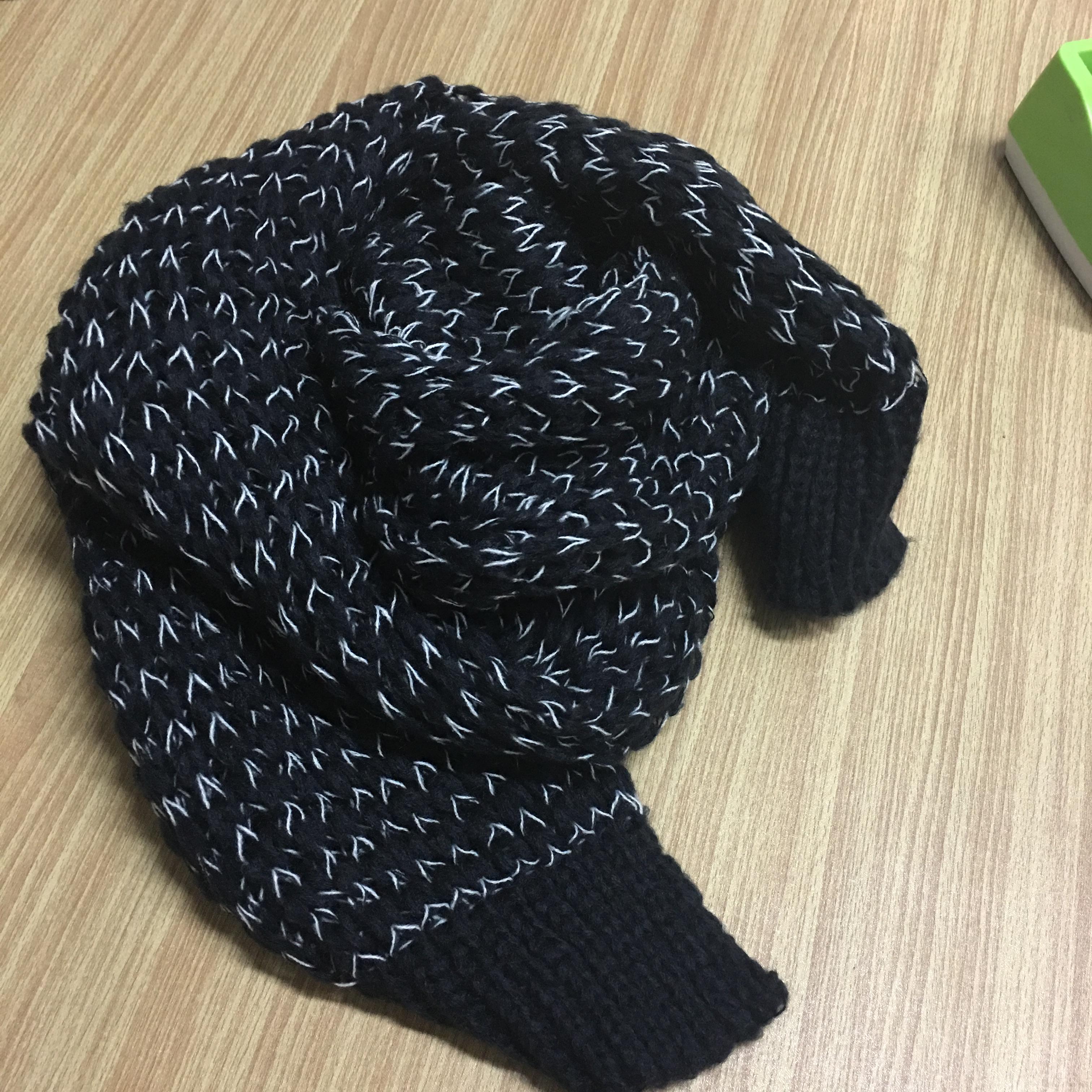 ผ้าพันคอกันหนาว ไหมพรม เกาหลี สีดำแซมขาว น่ารักคุณหนู พร้อมส่ง same pic