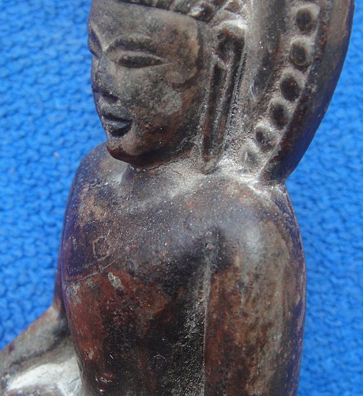 พระหินแกะพระพุทธหลังธรรมจักร