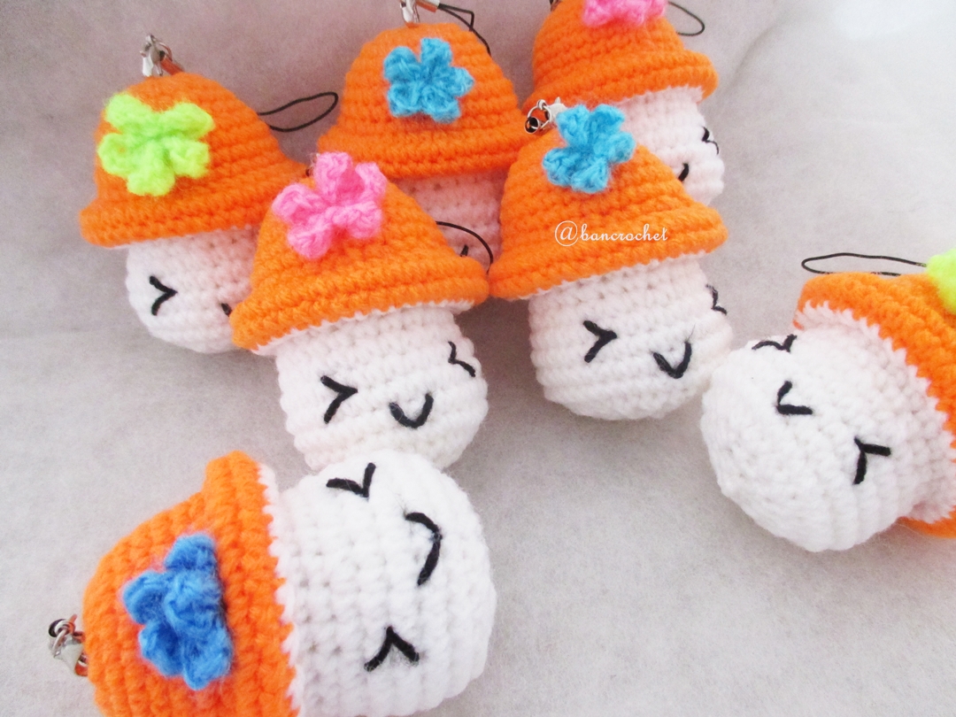 พวงกุญแจเห็ดถัก สีส้ม