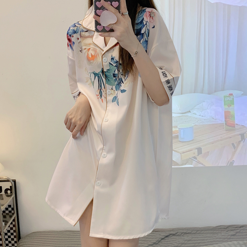 ชุดนอนผู้หญิง