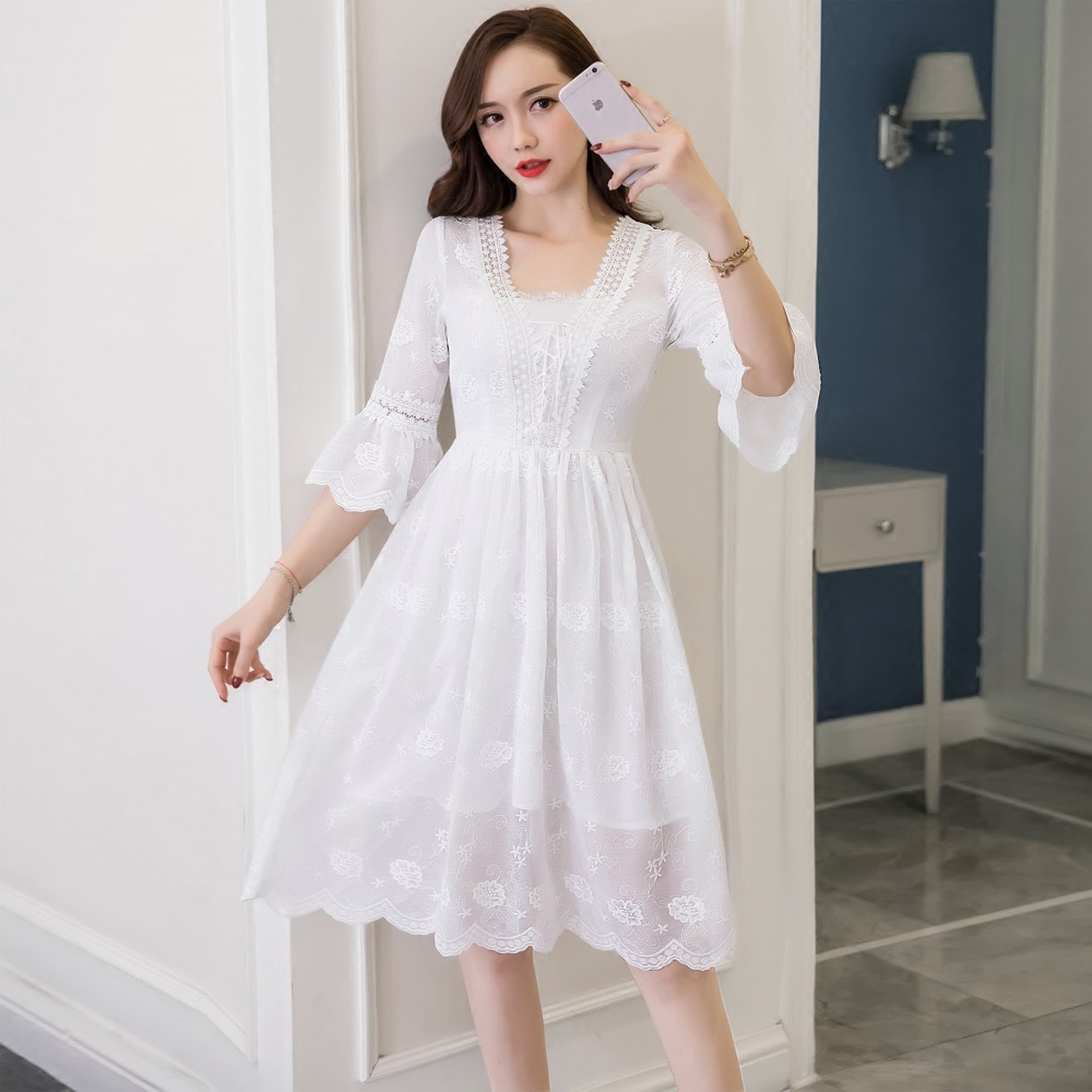 Dress4720 เดรสยาวชีฟองสีขาวปักลูกไม้ลายดอกทั้งตัว คอวีแต่งเชือกผูกไขว้ แขนยาวสี่ส่วนระบายแต่งลูกไม้ ซิปข้าง เอวสม็อคยางยืด ผ้าชีฟองเกรดพรีเมียมเนื้อดีนุ่มน่าใส่ มีซับในอย่างดี งานสวยหรูดีเทลดีงามดูสวยแพง ใส่เที่ยว/ใส่ออกงานได้