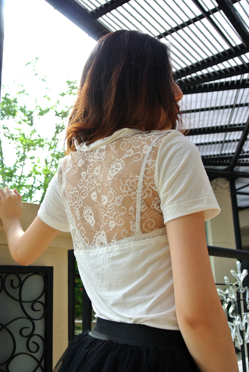 เสื้อยืดเรย่อนสีขาวคอวี โชว์ด้านหลังแต่งด้วยลูกไม้