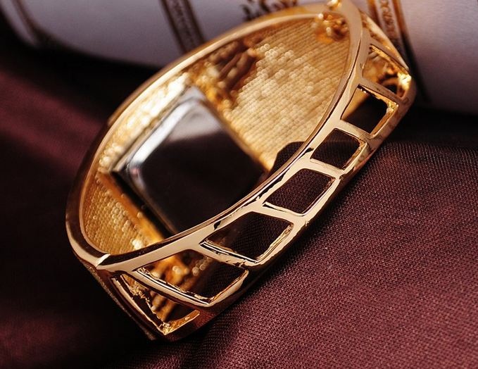นาฬิกาข้อมือ นาฬิกาผู้หญิง แบบ กำไลข้อมือ ทอง 18 K ทอง ดีไซน์ พ่นทราย ตกแต่งเพชร ล้อมกรอบนาฬิกา นาฬิกาข้อมือใส่ออกงาน สุดหรู 372321