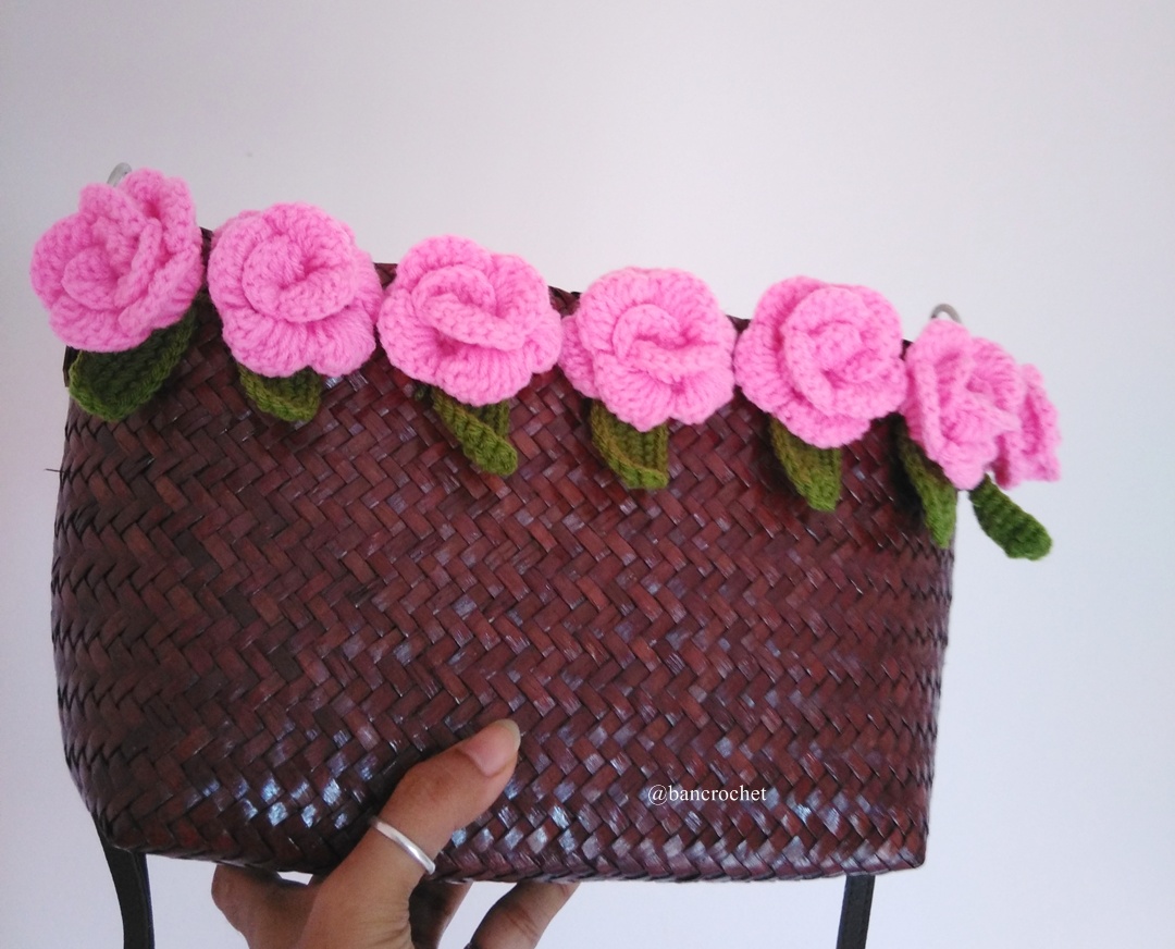 กระเป๋ากระจูดสาน ประดับดอกไม้ ขนาด ขนาด 6*9 นิ้ว basket weave bags ธรรมชาติ