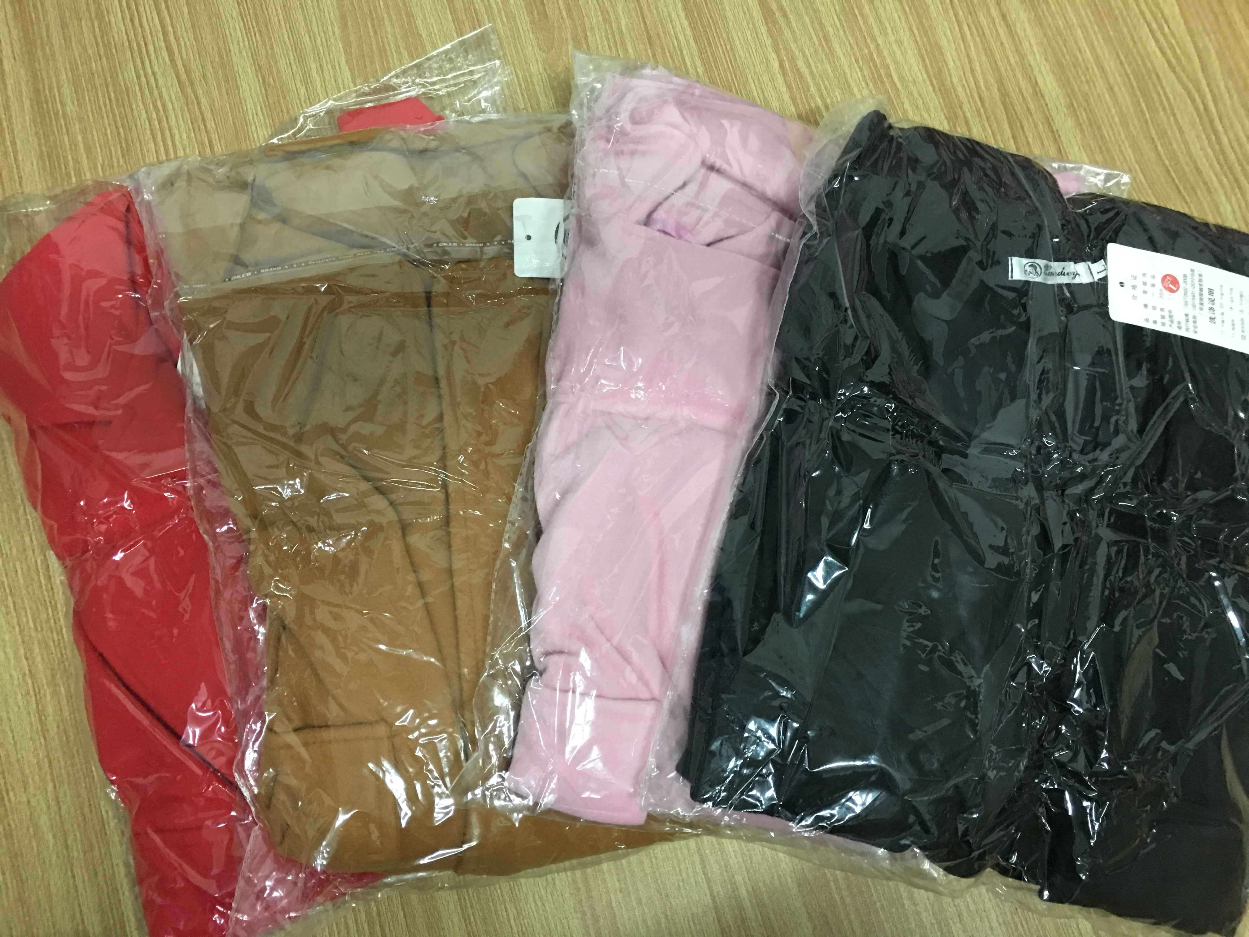 สีน้ำตาล : เสื้อโค้ทกันหนาว ทรงสวย ผ้ากำมะหยี่ผสมสักกะหลาด เนื้อเบา ไม่หนา ทรงไม่เข็งค่ะ บุซับในกันลม พร้อมส่งจ้า