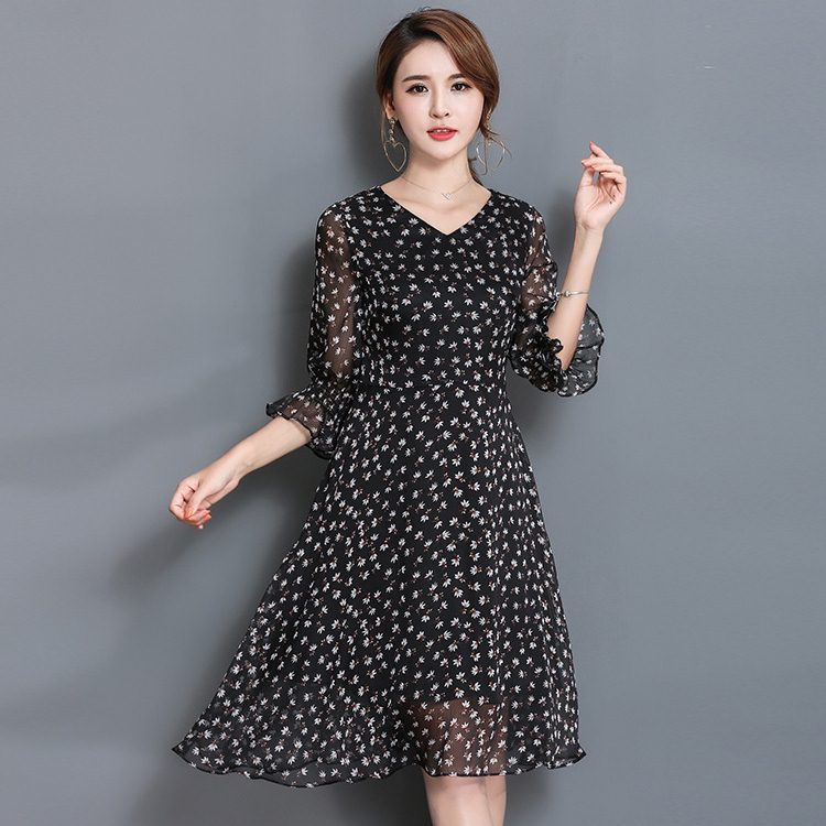 Dress4294 เดรสยาวทรงสวยลายดอกไม้เล็กๆ พื้นสีดำ แขนยาวสี่ส่วนแต่งระบาย คอวีใส่แล้วดูผอมเพรียว ซิปหลังใส่ง่าย เย็บติดซับในอย่างดีทั้งชุด ผ้าชีฟองเนื้อนุ่มมีน้ำหนักทิ้งตัว งานดีใส่สวยดูเรียบหรู งานสวยใส่ได้ทุกโอกาส