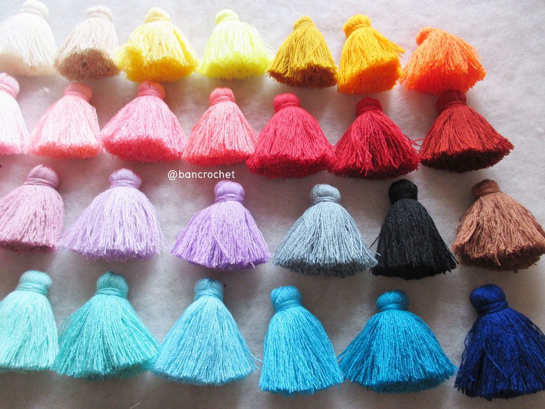 (ราคาส่งคละสี สั่งขั้นต่ำ 12 ชิ้น) พู่แบบหนาฟู ขนาด 2 นิ้ว 4 ply tassel crochet acrylic yarn 4 ply คละสี 2 นิ้ว