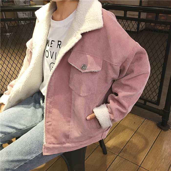 แจ็คเก็ตผ้าลูกฟูกสีชมพูหม่น ด้านในบุขนแกะช่วงตัว เนื้อบางเบา ใส่ชิลๆวันสบายๆ