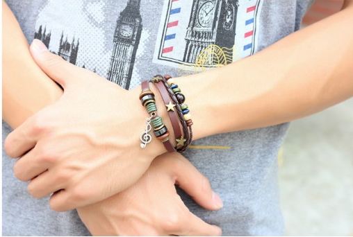 สร้อยข้อมือผู้ชาย ผู้หญิง ใส่ได้ สไตล์ วินเทจ สายหนังแท้ ดีไซน์ 3 เส้น สีน้ำตาล ร้อยลูกปัด ห้อยตัวโน้ต ของขวัญ เก๋ ๆ แทนใจ 778989