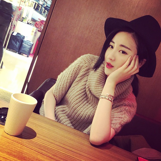 เสื้อไหมพรม คอเต่าพับได้ตามต้องการ ยืดได้เยอะ ทรงเก๋ๆ ส่วนแขนถอดออกได้ ใส่ได้หลายแบบ เก๋มากๆ พร้อมส่งเลยจ้า