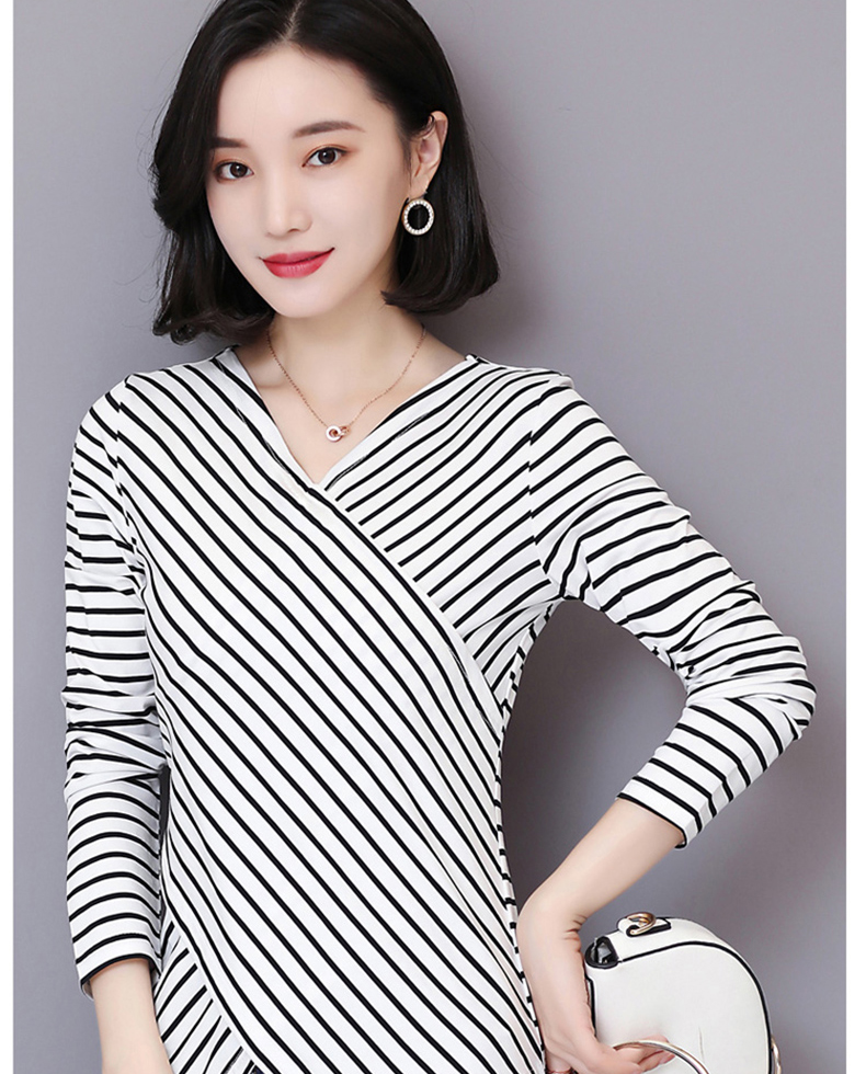 Blouse3826 เสื้อยืดคอวีป้ายชายแหลมลายริ้วสีขาว แขนยาว ผ้าคอตตอนสแปนเด็กซ์เนื้อดียืดหยุ่นสูงใส่สบาย งานสวยแมทช์กับขาสั้นหรือขายาวก็น่ารักไม่แพ้กัน