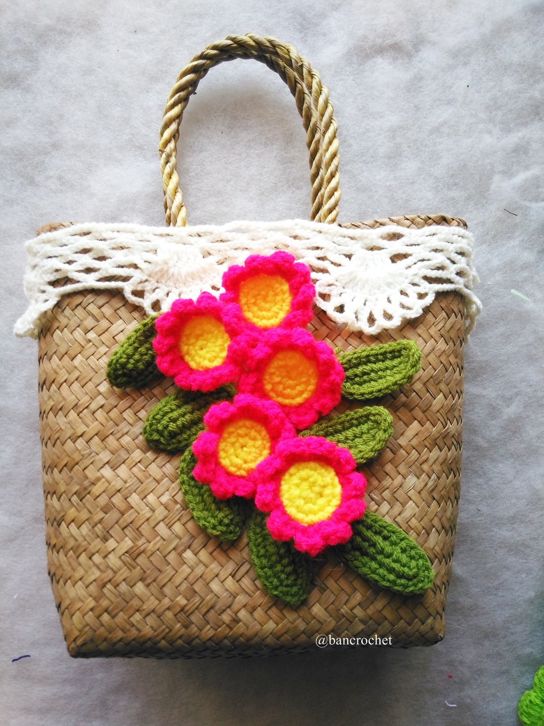 กระเป๋ากระจูดสาน ประดับดอกไม้ ขนาด 7*7*3.5*9.5 นิ้ว basket weave bags ธรรมชาติ 7*7*3.5*9.5 นิ้ว