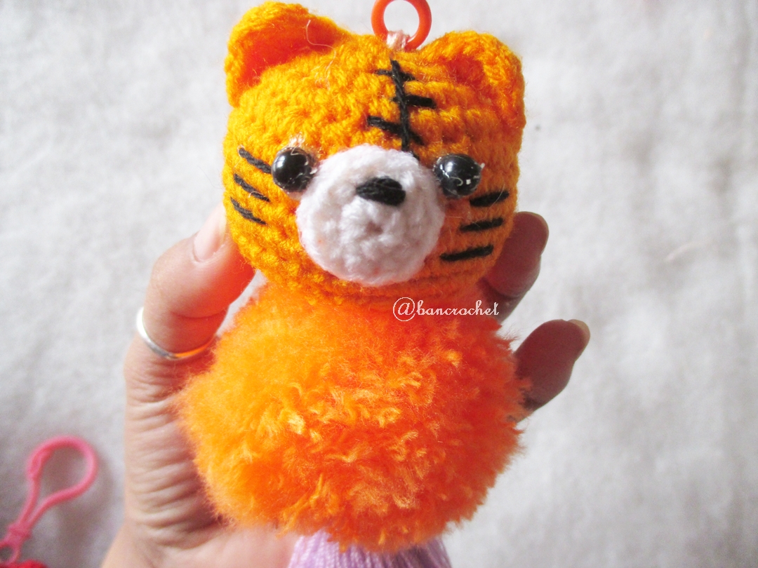 พวงกุญแจปอมปอมหมีพูห์ pompoms pooh crochet keychain