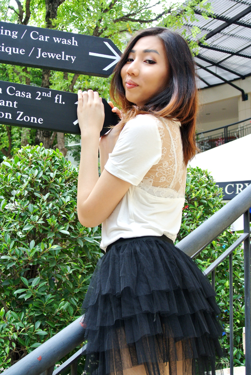 เสื้อยืดเรย่อนสีขาวคอวี โชว์ด้านหลังแต่งด้วยลูกไม้