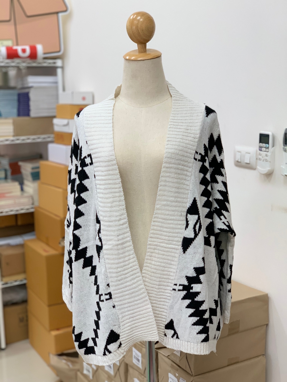 เสื้อกันหนาวไหมพรมถัก ทรงสวย แต่งลายเก๋ ครีม-ดำ ครีม-ดำ ครีม-ดำ