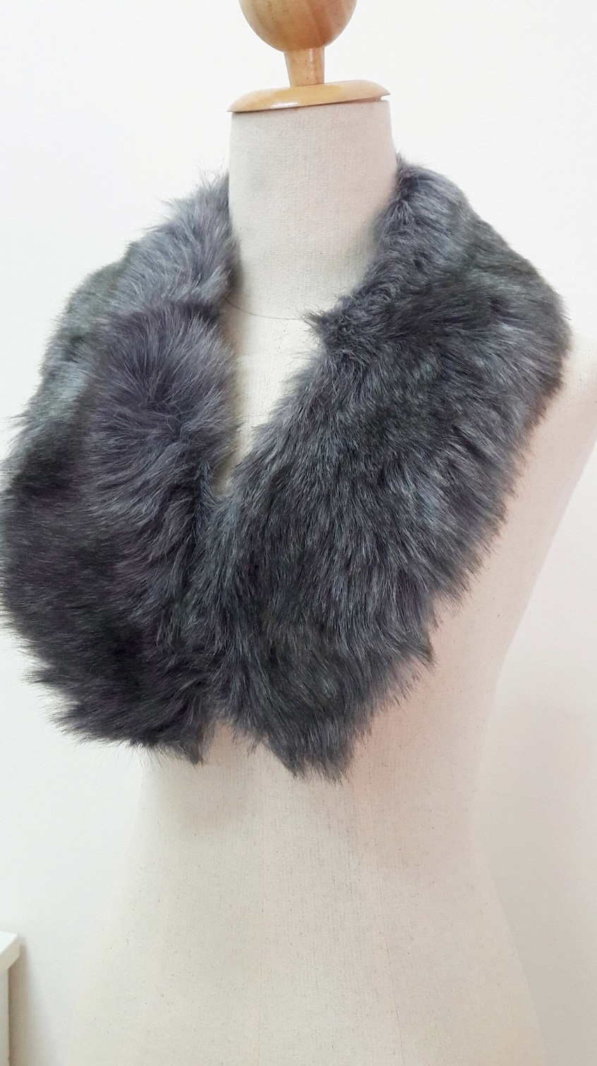 ขนเฟอร์ fur สีเทา ขนนุ่มลื่น ใช้ติดเสื้อหนาว หรือใช้พันคอเพิ่มความเก๋ มิกได้กับทุกชุด มาพร้อมกระดุมใส
