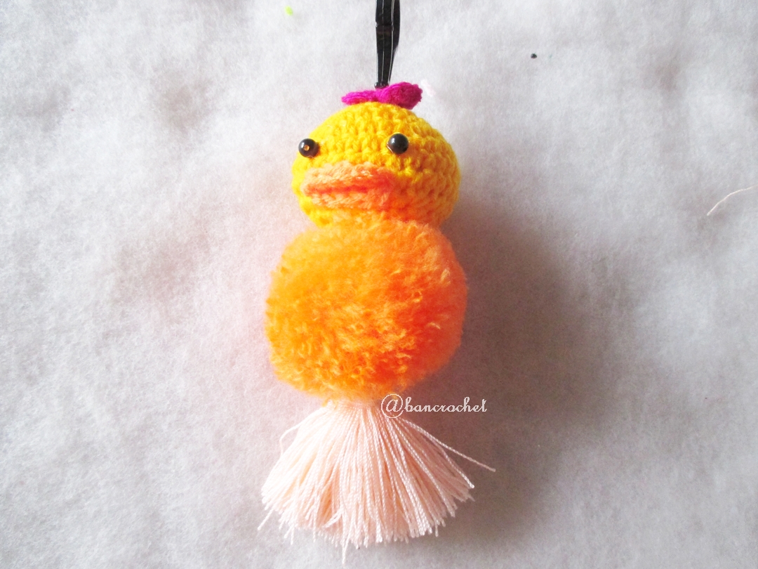 พวงกุญแจปอมปอมเป็ดเหลือง pompoms duck crochet keychain