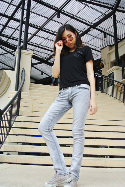 เสื้อยืดคอวี โชว์หลังลายตาราง