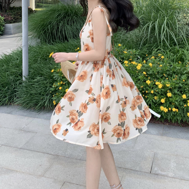 Dress4651 เดรสสายเดี่ยวลายดอกไม้โทนสีน้ำตาลครีม ดีเทลตีเกล็ดช่วงอกแต่งกระดุม ซิปข้างใส่ง่าย มีซับในอย่างดีทั้งชุด สายบ่าผูกปรับความยาวได้ ผ้าชีฟองเกรดพรีเมียมมีน้ำหนักทิ้งตัว ผ้าสวยเนื้อดีไม่บาง ใส่เดี่ยวใส่เที่ยวทเะลหรือแมทช์กับเสื้อเก๋ๆ