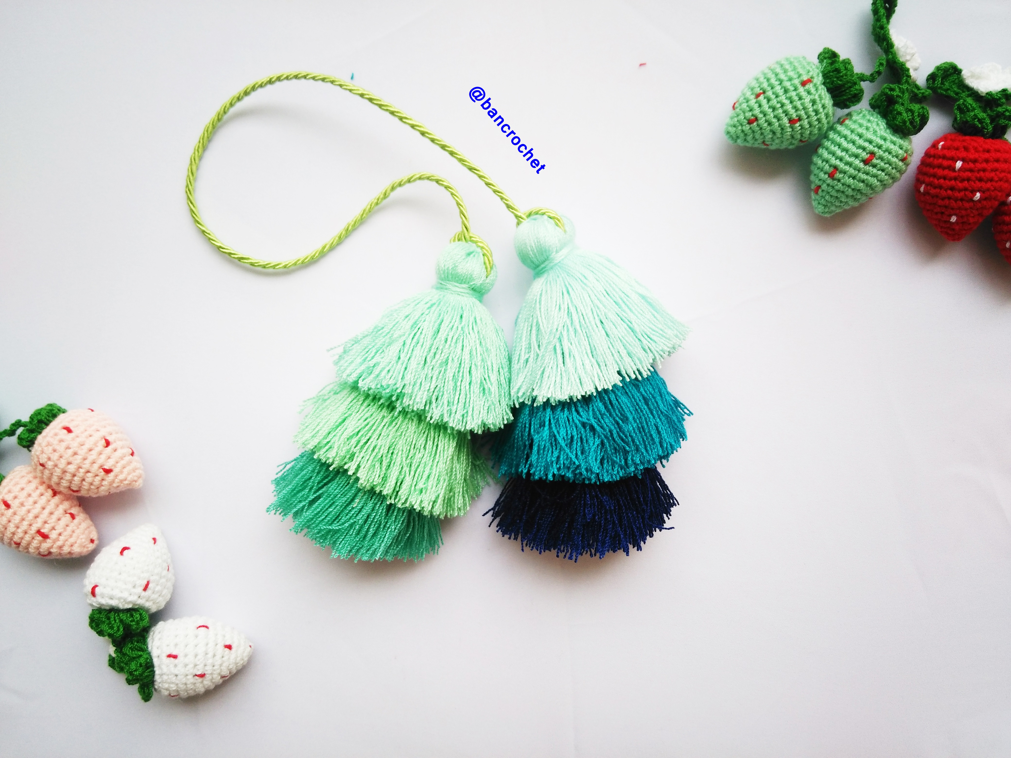 Bancrochet พู่ห้อยกระเป๋า/ที่ห้อยกระเป๋าแฮนด์เมด Tassels keychain hanging for bags หลากสี 4 นิ้ว
