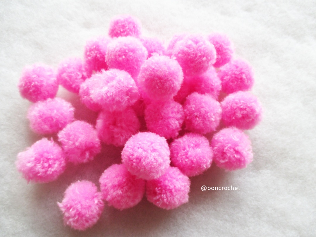 ปอมปอมไหมพรม ขนาด 2.5-3 ซม pom poms crochet ชมพูเข้ม 2.5-3 ซม.