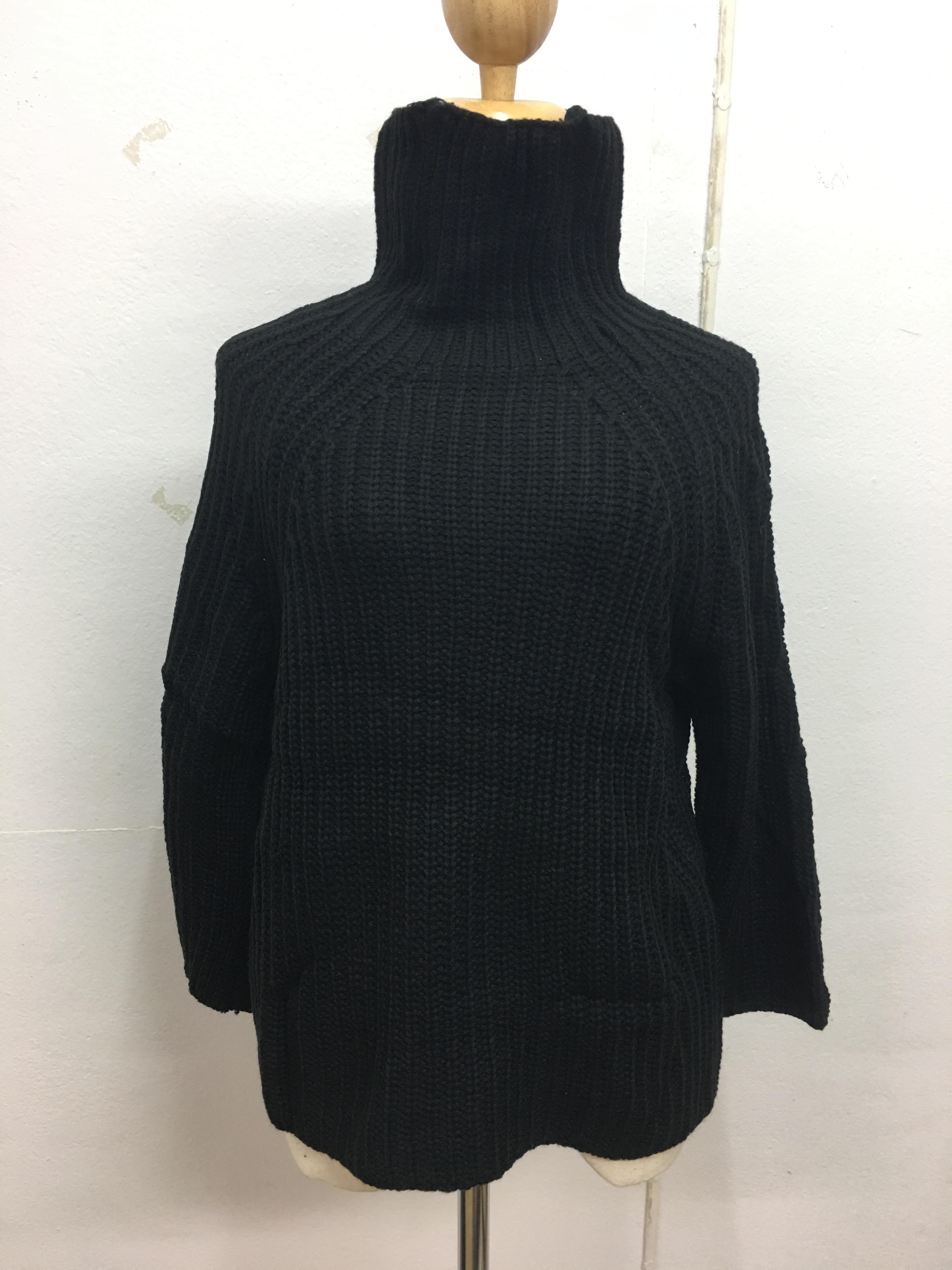 เสื้อไหมพรมคอเต่า ตัวโคล่ง สีดำ ไหมพรมนุ่ม ยืดได้เยอะ จะใส่เดี่ยวไหรือใส่โค้ทคลุมก็สวยจ้า