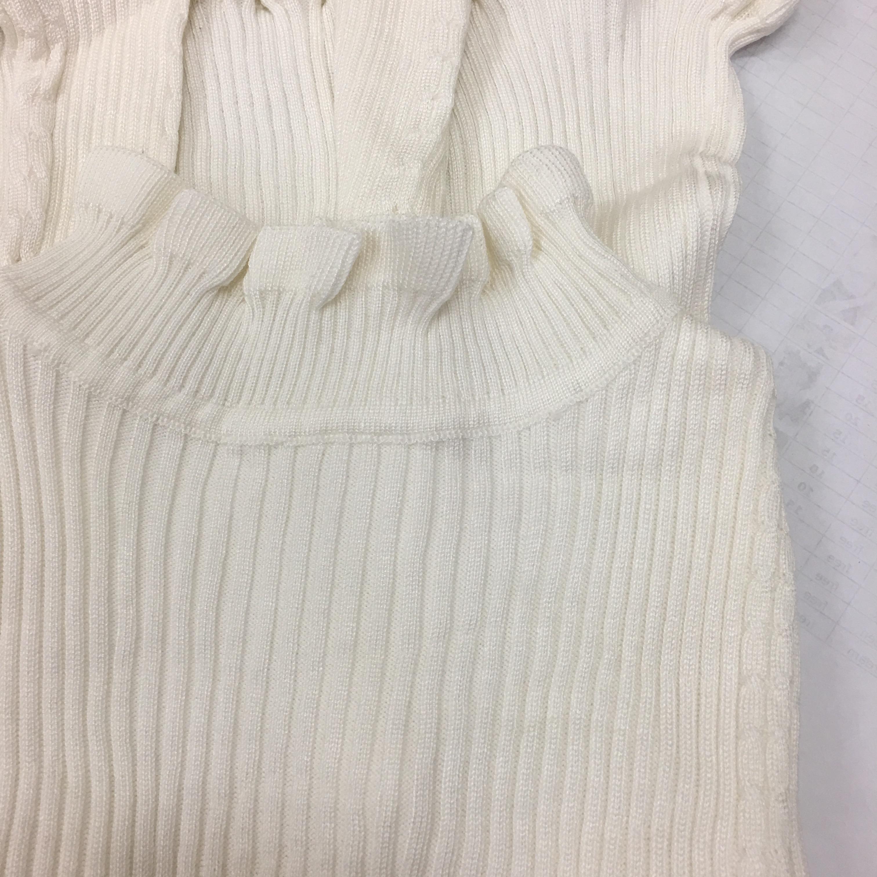 สีขาว : เสื้อไหมพรมคอเต่า ผ้านุ่ม แต่งช่วงปลายคอ แขน ชายเสื้อ ผ้าร่องมี texture ในตัว งานดี ยืดได้เยอะ