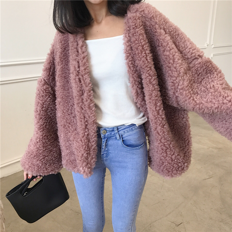 เสื้อคลุมขนแกะ ฟูๆ เนื้อเบา สีชมพูกะปิ น่ารักมากๆ ค่ะ มีผ้าซับในกันลม จั้มข้อมือ ไม่มีกระดุมน้า ชมพู