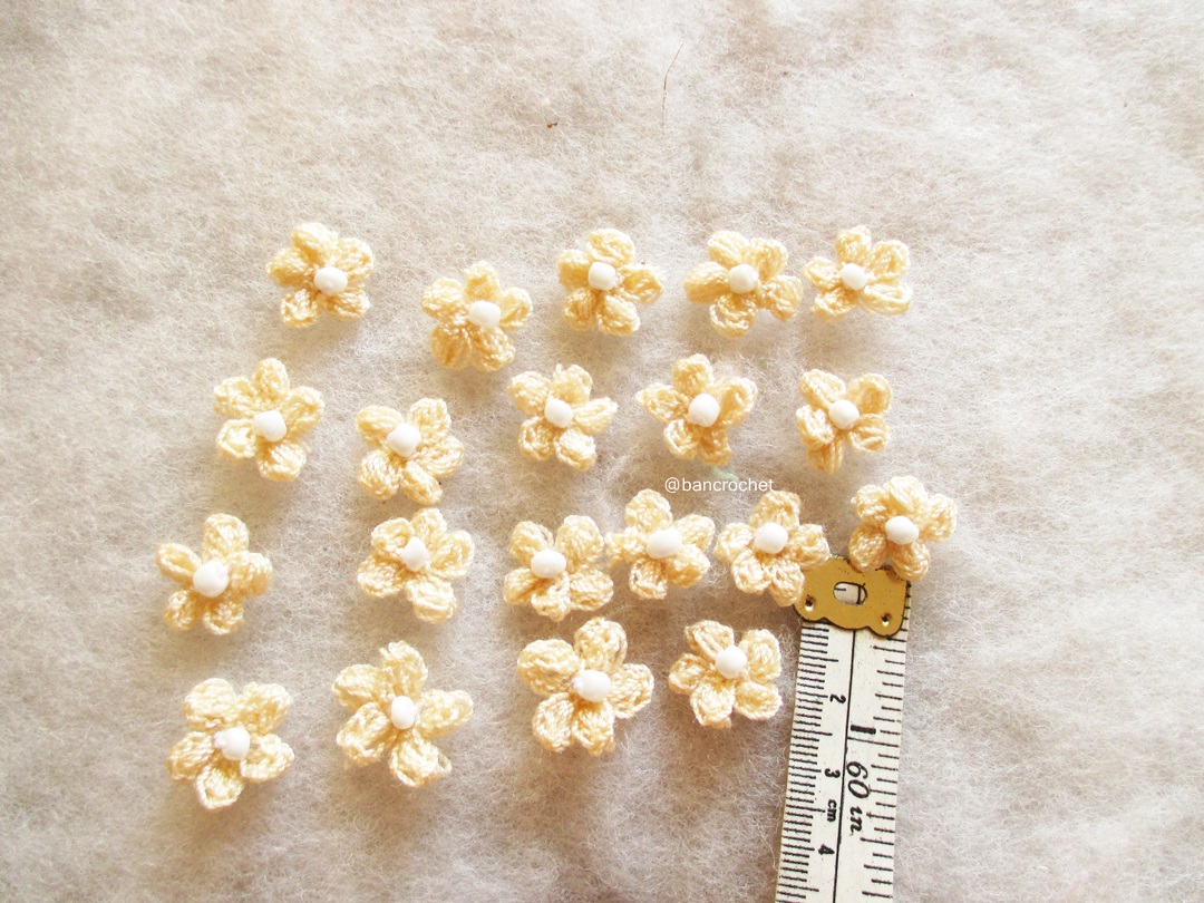 Bancrochet ดอกไม้จิ๋วถักโครเชต์ crochet mini flowers สีครีม 0.5 นิ้ว