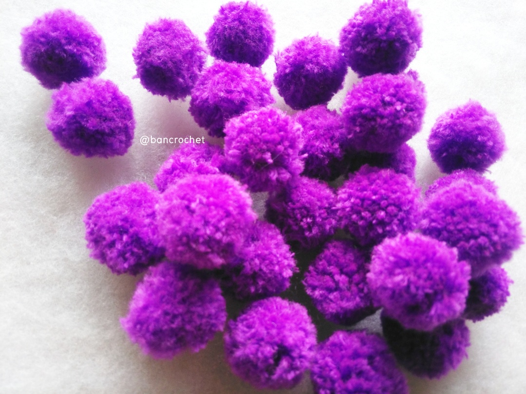 ปอมปอมไหมพรม ขนาด 2.5-3 ซม pom poms crochet ม่วงเม็ดมะปราง 2.5-3 ซม.