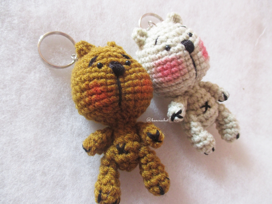 พวงกุญแจตุ๊กตาหมีถัก ขนาด 4 นิ้ว bear amigurumi crochet keychain 4 inches