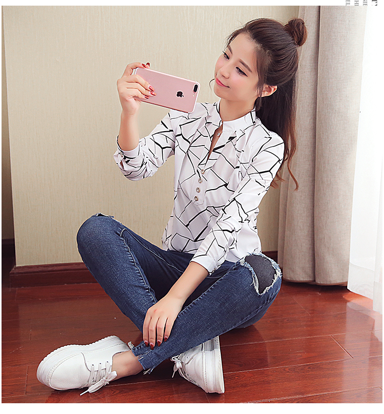 Blouse3842 เสื้อแขนยาวคอจีนลายกราฟฟิค แต่งกระดุม ผ้าชีฟองเนื้อหนาสวยไม่ยับง่าย งานดีทรงดีลายสวย แมทช์กับอะไรก็เข้า