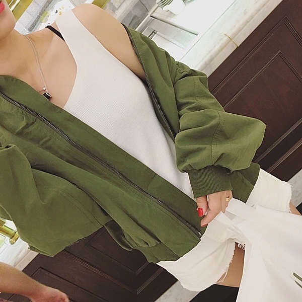 เสื้อคลุมสไตล์เกาหลี สีเขียวทหาร ทรงสวย ผ้าเนื้อด้าน ไม่มีซับใน ใส่คลุมกำลังดี เท่ๆ สีเขียวทหาร