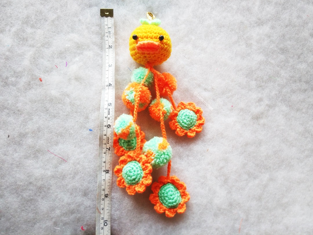 Bancrochet พวงกุญแจห้อยกระเป๋าเป็ดน้อยทานตะวัน yellow duck and sunflowers keychain สีส้ม 10 นิ้ว