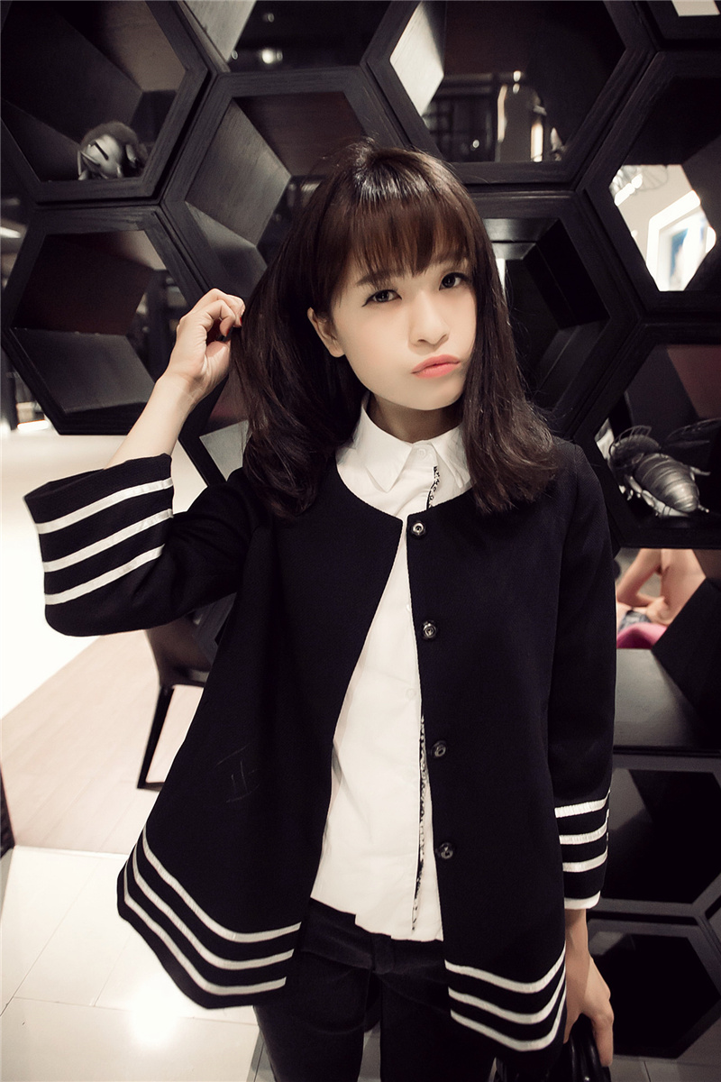 เสื้อคลุม สไตล์ญี่ปุ่น แต่งลายขวางตรงชายเสื้อ ผ้ามี texture ในตัว ผ้าทิ้งตัว ใส่คลุมสบายๆ same pic