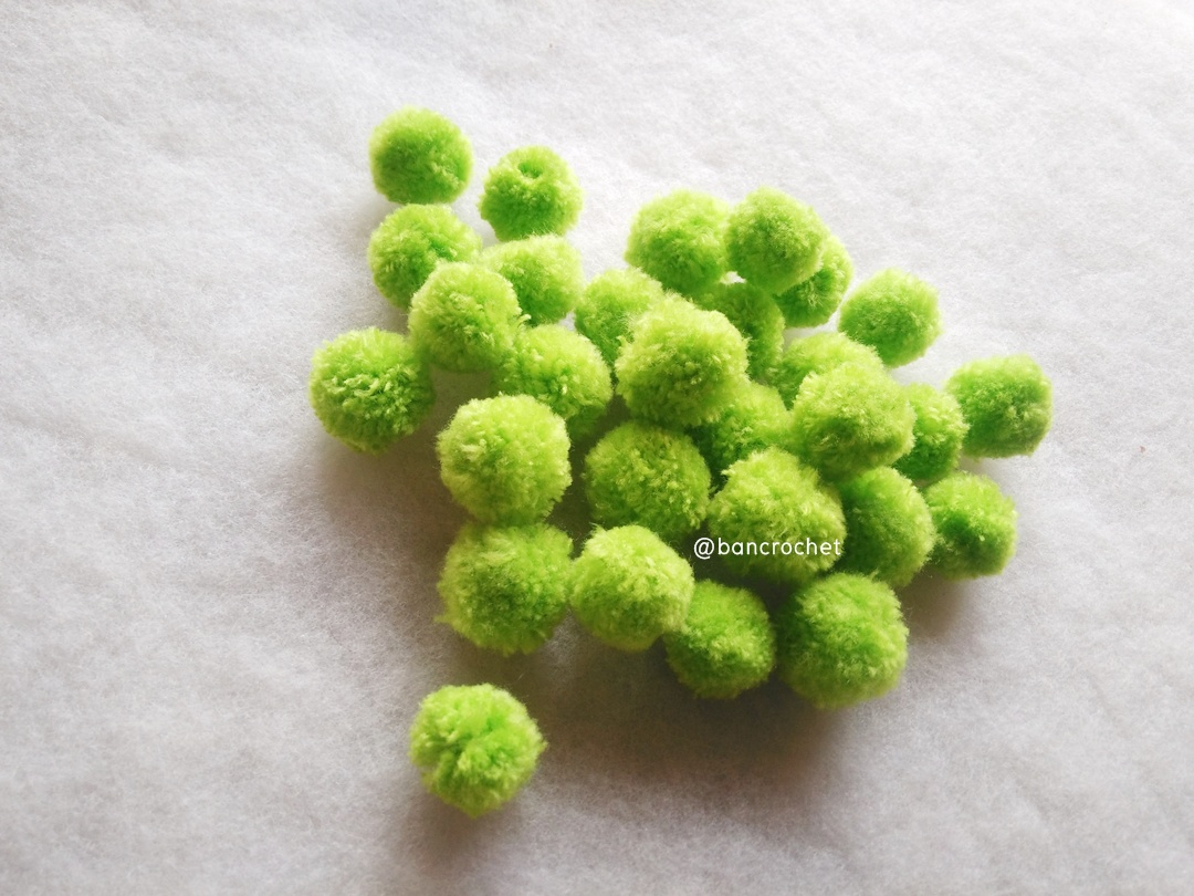 ปอมปอมไหมพรม ขนาด 2.5-3 ซม pom poms crochet เขียวใบไม้ 2.5-3 ซม.