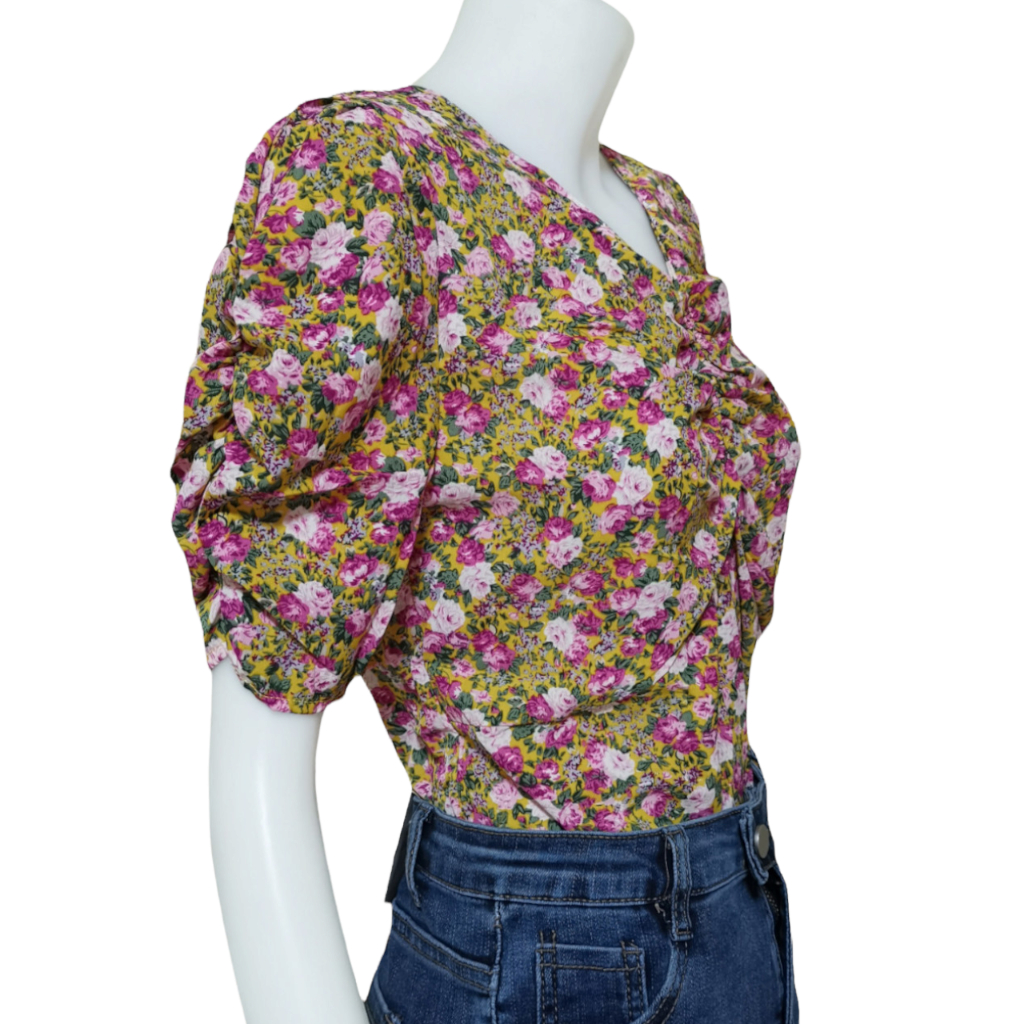 Blouse4056 เสื้อชีฟองลายดอกไม้ชมพูพื้นสีเหลือง แต่งสม็อคกลางอกดูมีทรง ผ้าชีฟองเกรดพรีเมียมเนื้อดีมีน้ำหนักนุ่มใส่สบาย