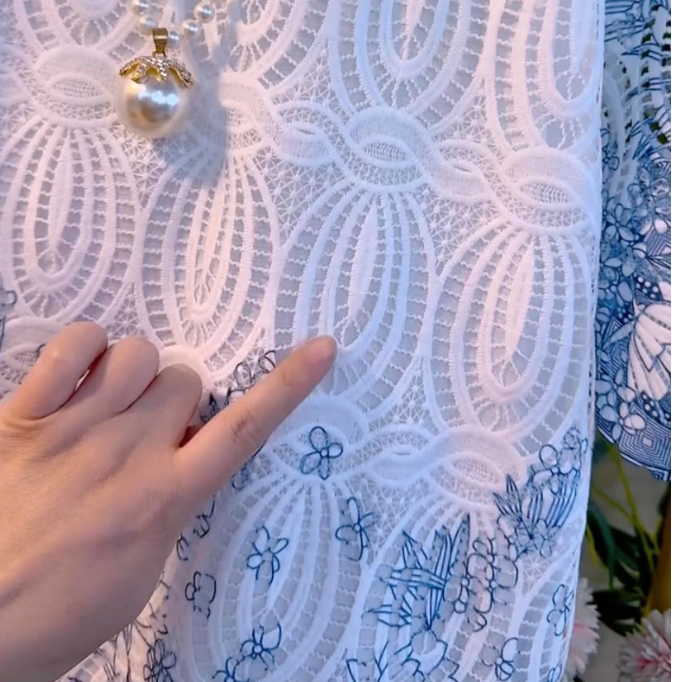 เสื้อลูกไม้ size ใหญ่ เสื้อลูกไม้ ผู้ใหญ่ สีขาว ตัดน้ำเงิน แบบสวย ใส่แบบหลวม ๆ เสื้อลูกไม้ สีขาว ใส่ออกงาน 717387