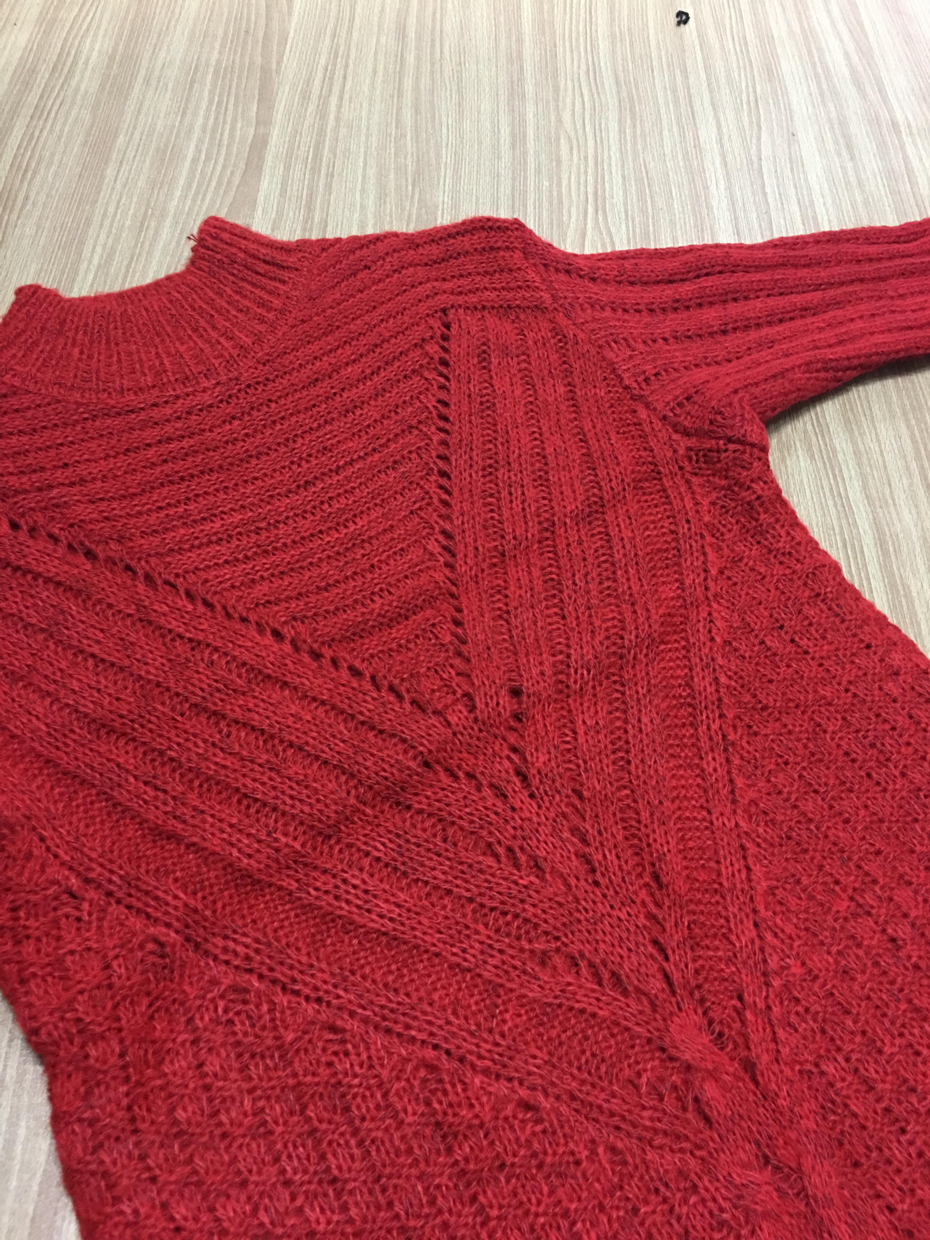 เสื้อไหมพรมตัวโคล่ง Sweater สีแดง คอตั้ง ยืดได้เยอะ จะใส่เดี่ยวไหรือใส่โค้ทคลุมก็สวยจ้า