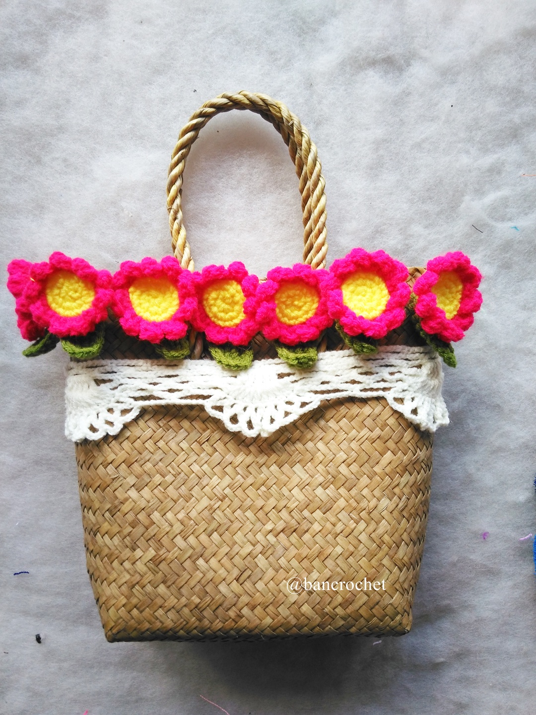 กระเป๋ากระจูดสาน ประดับดอกไม้ ขนาด 7*7*3.5*9.5 นิ้ว basket weave bags ธรรมชาติ 7*7*3.5*9.5 นิ้ว