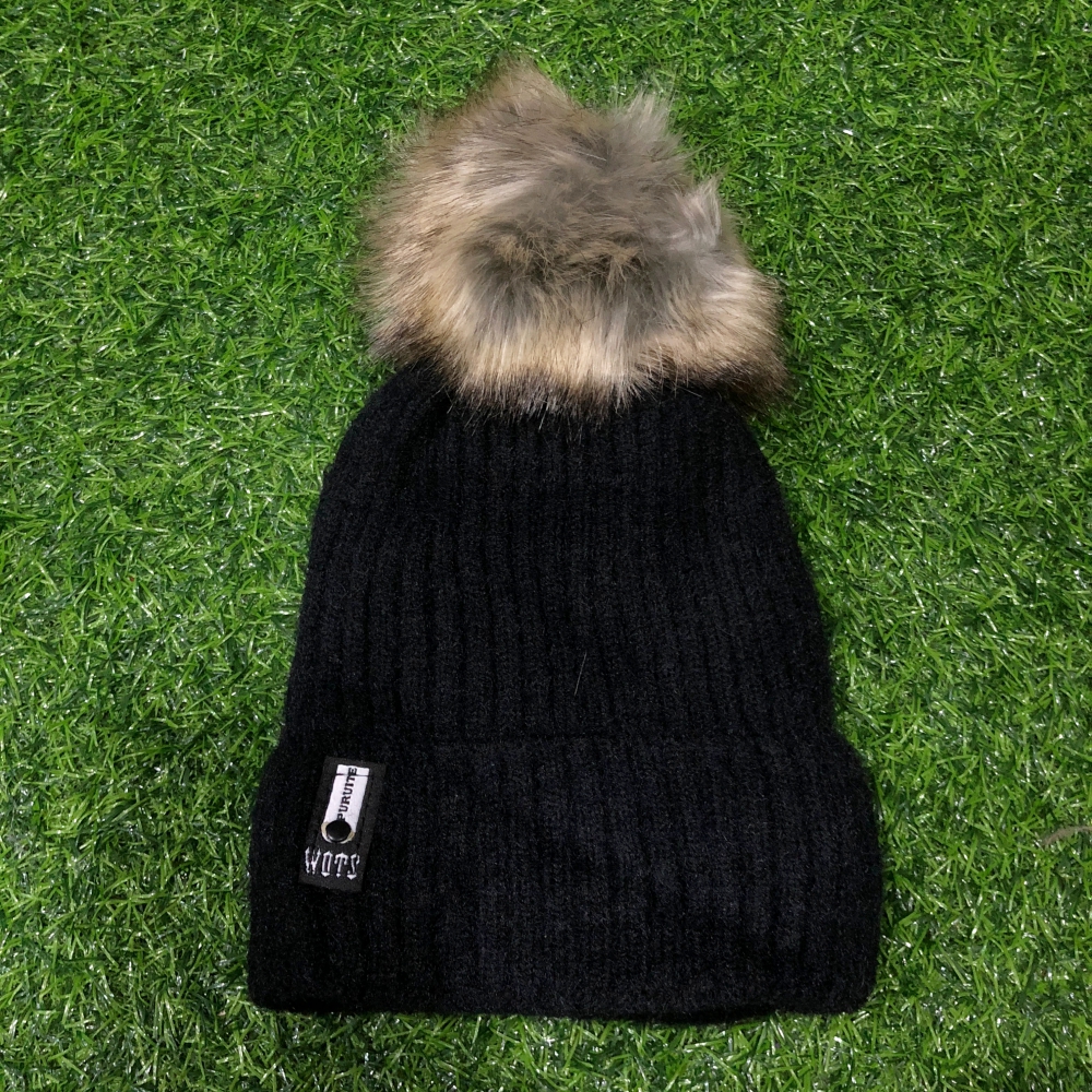 หมวกไหมพรมเนื้อนุ่ม แต่งโลโก้ช่วงปีกหมวก ด้านในบุขนอุ่น พร้อมส่ง งานดีเลยจ้า