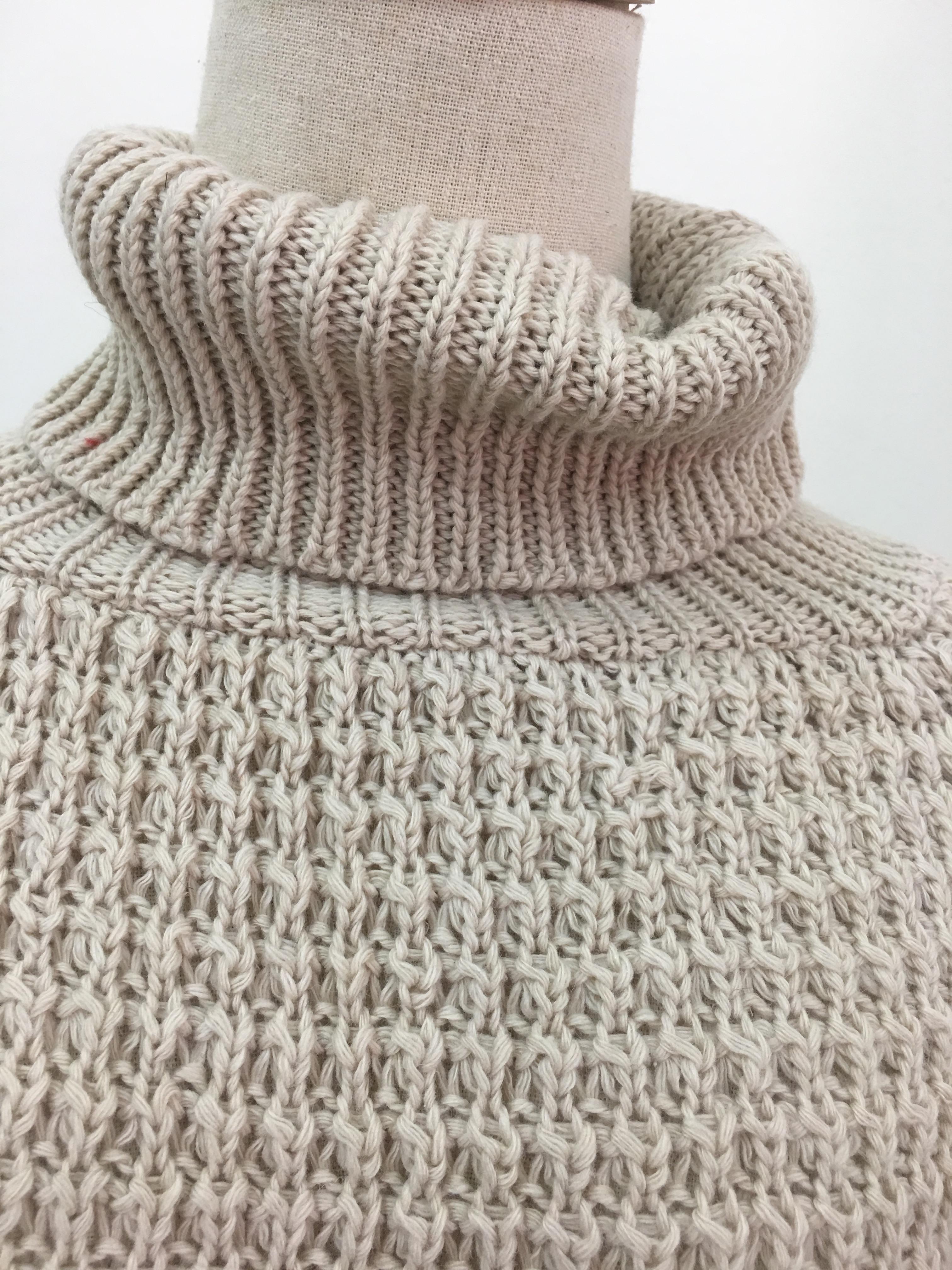 เสื้อไหมพรมตัวโคล่ง สีครีม ยืดได้เยอะ ผ้าเนื้อนุ่มมากกก ใส่เดี่ยวๆ หวานๆ น่ารักมากค่าาา ><