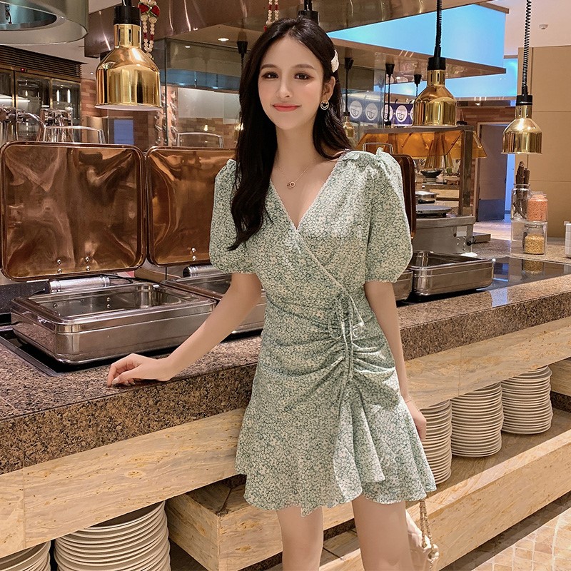 Dress4677 เดรสชีฟองลายดอกไม้ ทรงคอวีป้าย ชายระบาย มีซับในอย่างดี แต่งสายรูดช่วงกระโปรงเก๋ๆ ดูมีดีเทล ผ้าชีฟองเนื้อดีนุ่มมีน้ำหนักใส่สบาย งานสวยผ้านุ่มน่าใส่ ทรงนี้ใส่ได้เรื่อยๆ ใส่ทำงาน/ใส่เที่ยว ชุดเดียวเอาอยู่ **พร้อมส่งสีเขียวสีเดียวค่