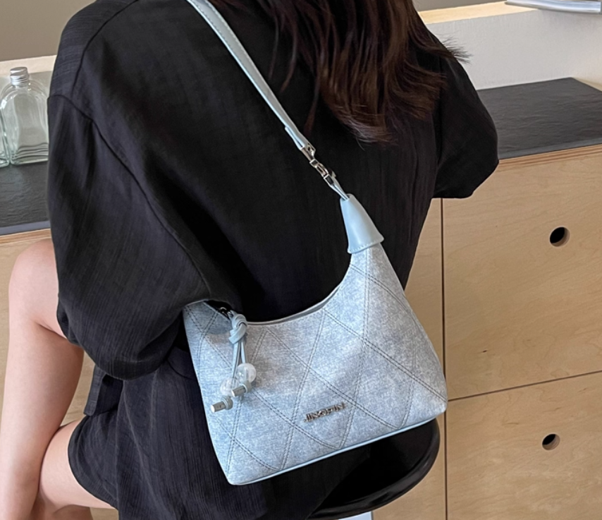 กระเป๋าสะพายข้าง ผู้หญิง ผ้ายีนส์ กระเป๋าสะพายใหญ่ สวย ๆ ผสมผสาน กับหนังแท้ อย่างลงตัว 217973