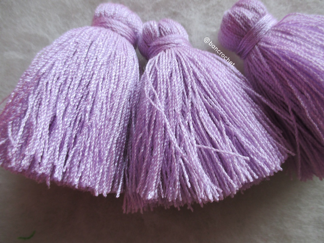 พู่แบบหนาฟู ขนาด 2 นิ้ว 4 ply tassel crochet acrylic yarn 4 ply ม่วงอ่อน 2 นิ้ว